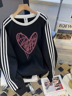 Black Women's Crewneck Sweatshirt with Pink Heart Graphic